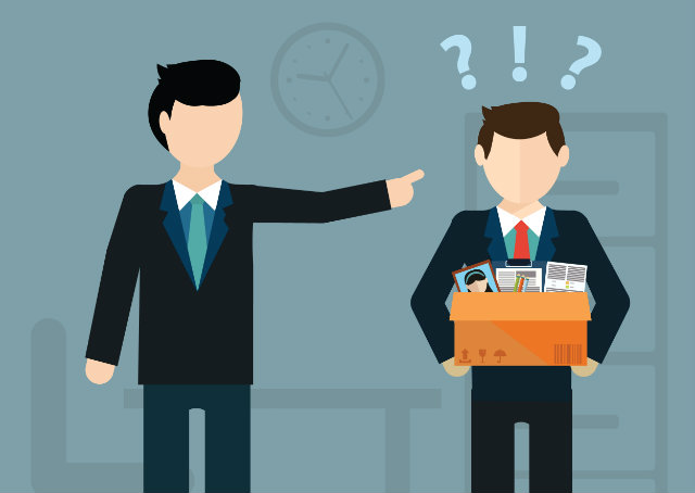 Documento de rescisão trabalhista sendo analisado por trabalhador